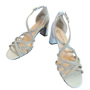 Bella Vita Aliette Silver Metallic Sandals Size 7.5 Wide Width